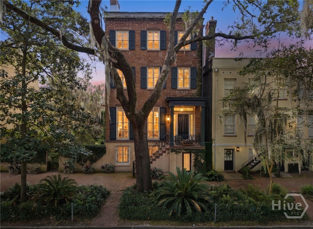 11 W Jones Street