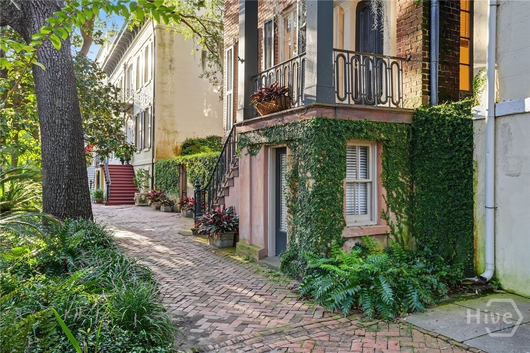 11 W Jones Street