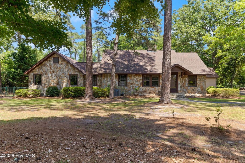 Photo of 2006 W Broad Street, Elizabethtown, NC 28337 (MLS # 100575940)