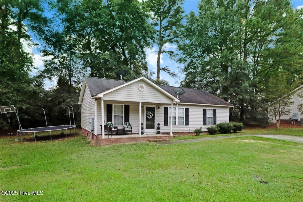 Photo of 154 Creekside Drive, Four Oaks, NC 27524 (MLS # 100532792)