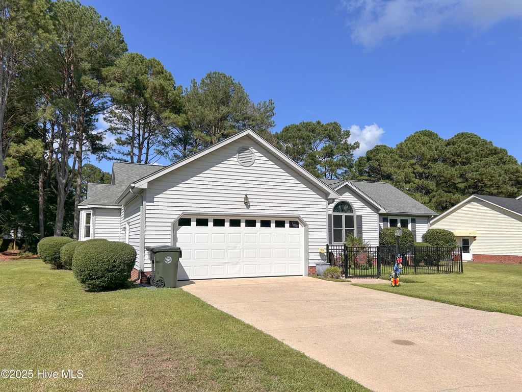 Photo of 203 Hunters Creek Drive, Goldsboro, NC 27534 (MLS # 100526543)