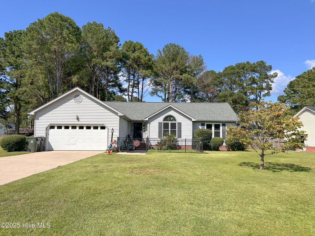 Photo of 203 Hunters Creek Drive, Goldsboro, NC 27534 (MLS # 100526543)