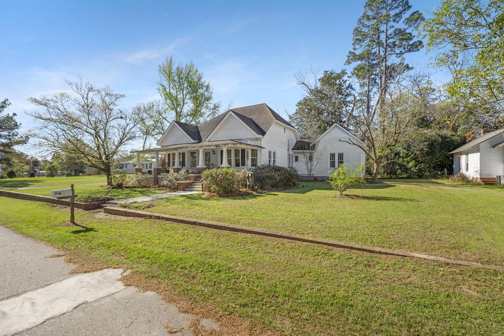 Photo of 814 Screven Street, Sardis, GA 30456 (MLS # 553557)