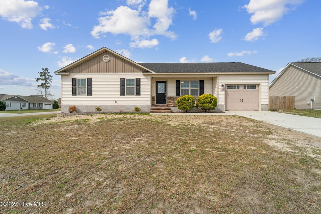 Photo of 601 Duncan Drive N, Richlands, NC 28574 (MLS # 100562763)