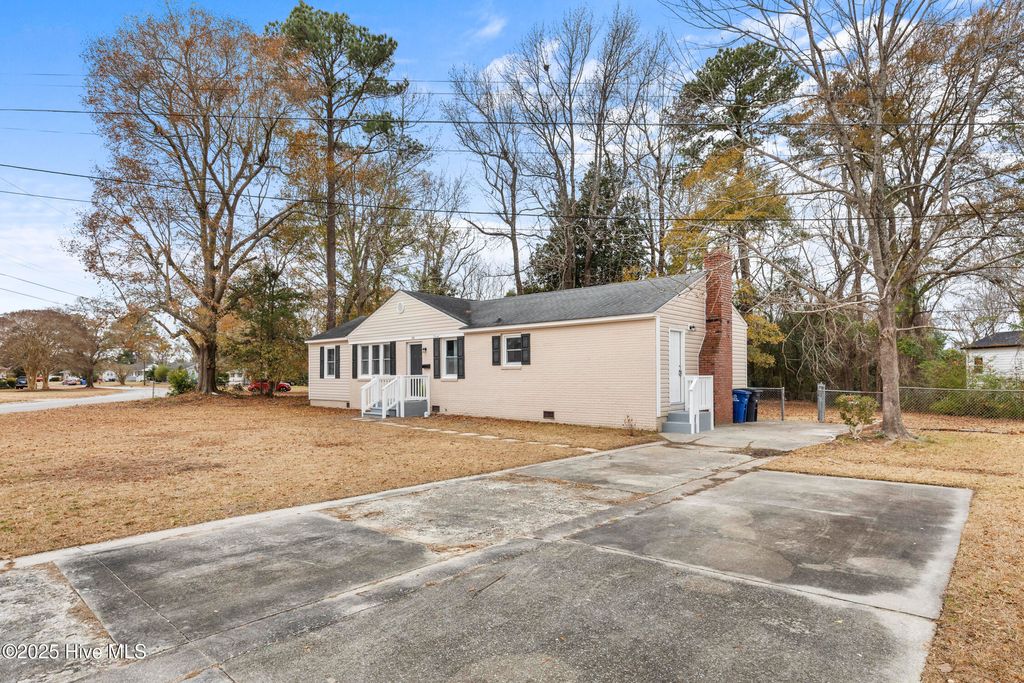 Photo of 423 Nelson Drive, Jacksonville, NC 28540 (MLS # 100546891)