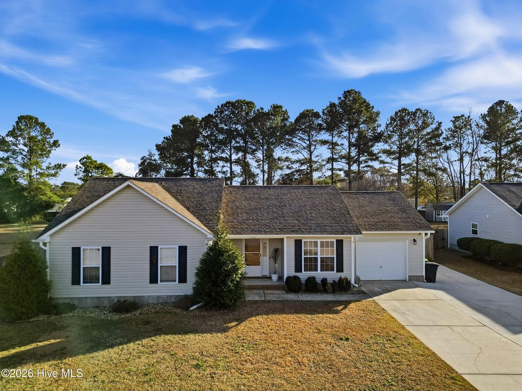 Photo of 103 Hunt Drive, Hubert, NC 28539 (MLS # 100548573)