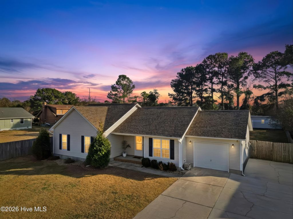 Photo of 103 Hunt Drive, Hubert, NC 28539 (MLS # 100548573)