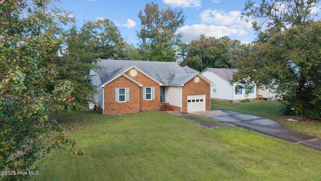 Photo of 703 E Hightree Lane, New Bern, NC 28562 (MLS # 100539027)