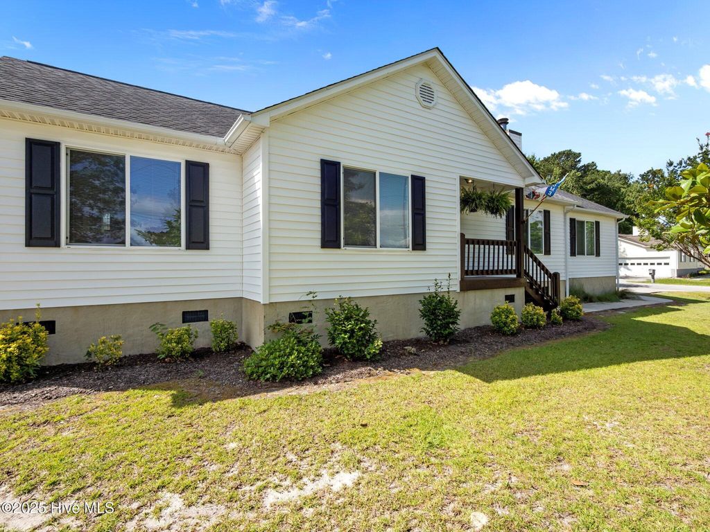 Photo of 803 Wood Creek Drive, Hubert, NC 28539 (MLS # 100516980)