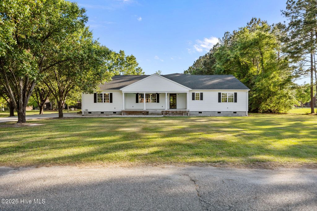 Photo of 113 Stuart Avenue, Lake Waccamaw, NC 28450 (MLS # 100568764)