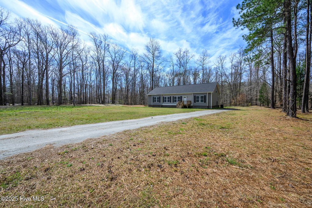 Photo of 279 Skippers Lane Lane, New Bern, NC 28562 (MLS # 100496600)