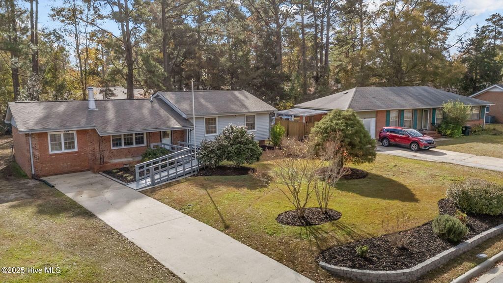 Photo of 1002 Albemarle Court, New Bern, NC 28562 (MLS # 100543086)