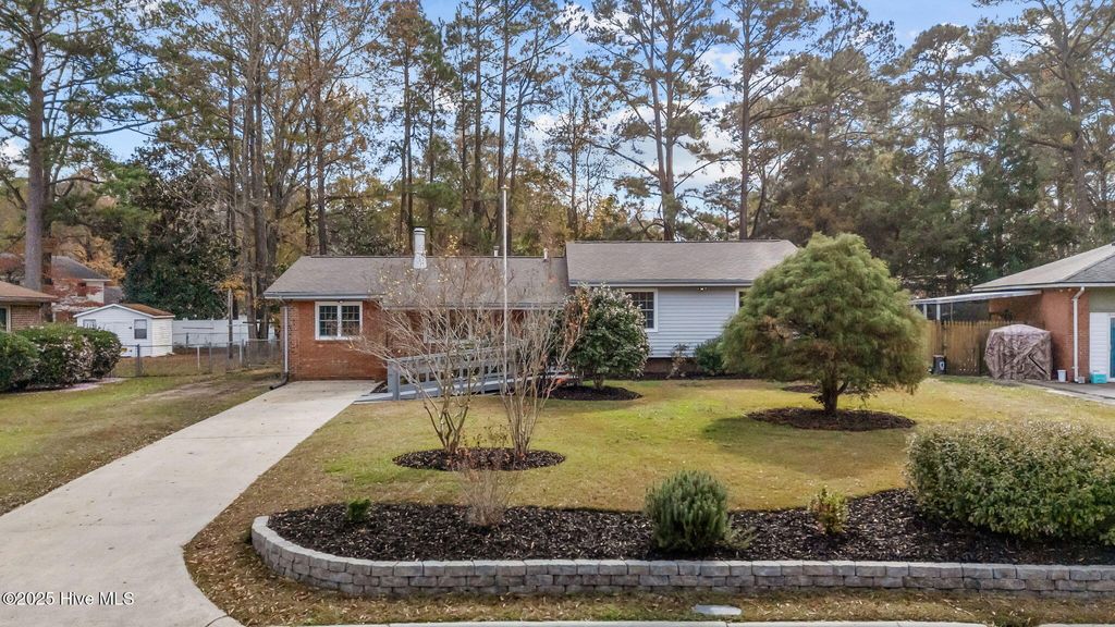 Photo of 1002 Albemarle Court, New Bern, NC 28562 (MLS # 100543086)