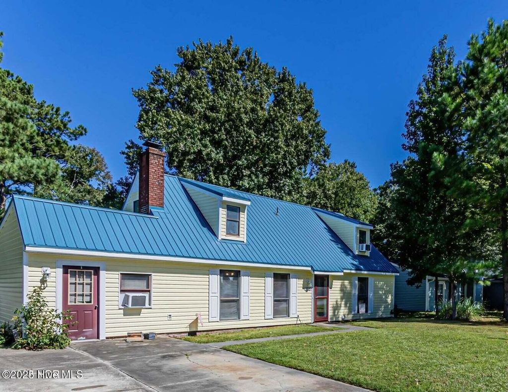 Photo of 105 Woodside Court, Jacksonville, NC 28546 (MLS # 100547417)