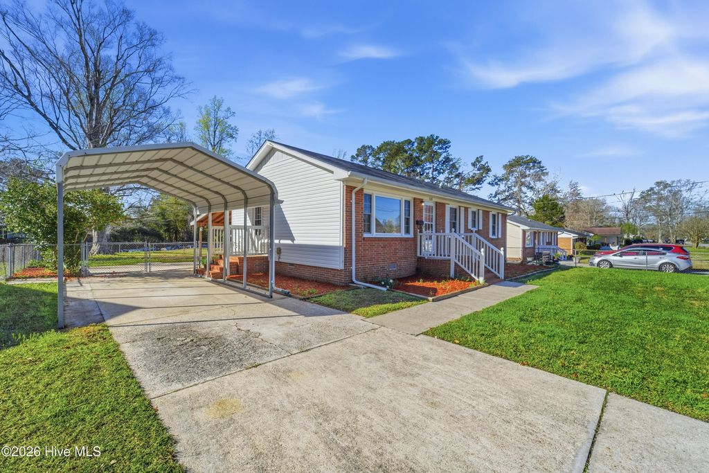 Photo of 208 Puller Drive, Jacksonville, NC 28540 (MLS # 100560320)