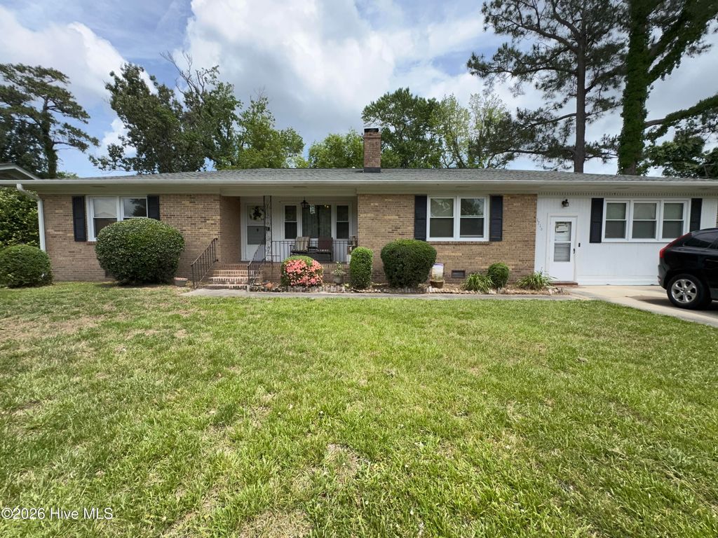 Photo of 1716 Crescent Drive, Elizabeth City, NC 27909 (MLS # 100576416)