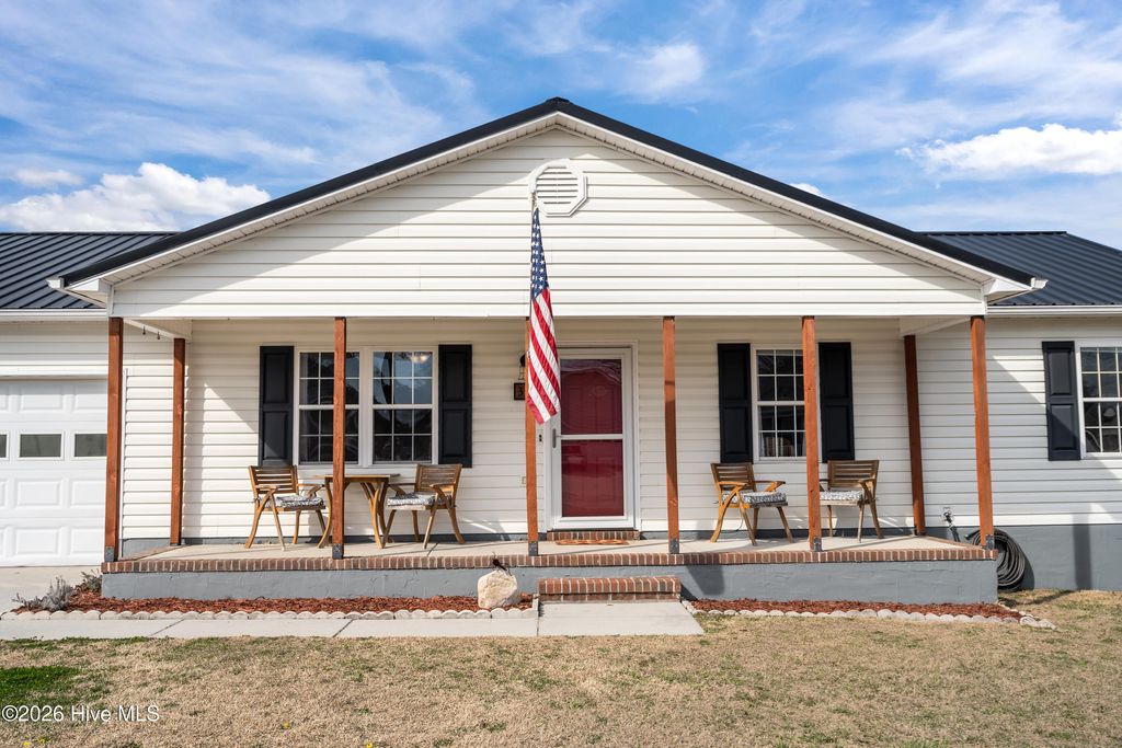 Photo of 302 Scranton Court, Richlands, NC 28574 (MLS # 100556999)