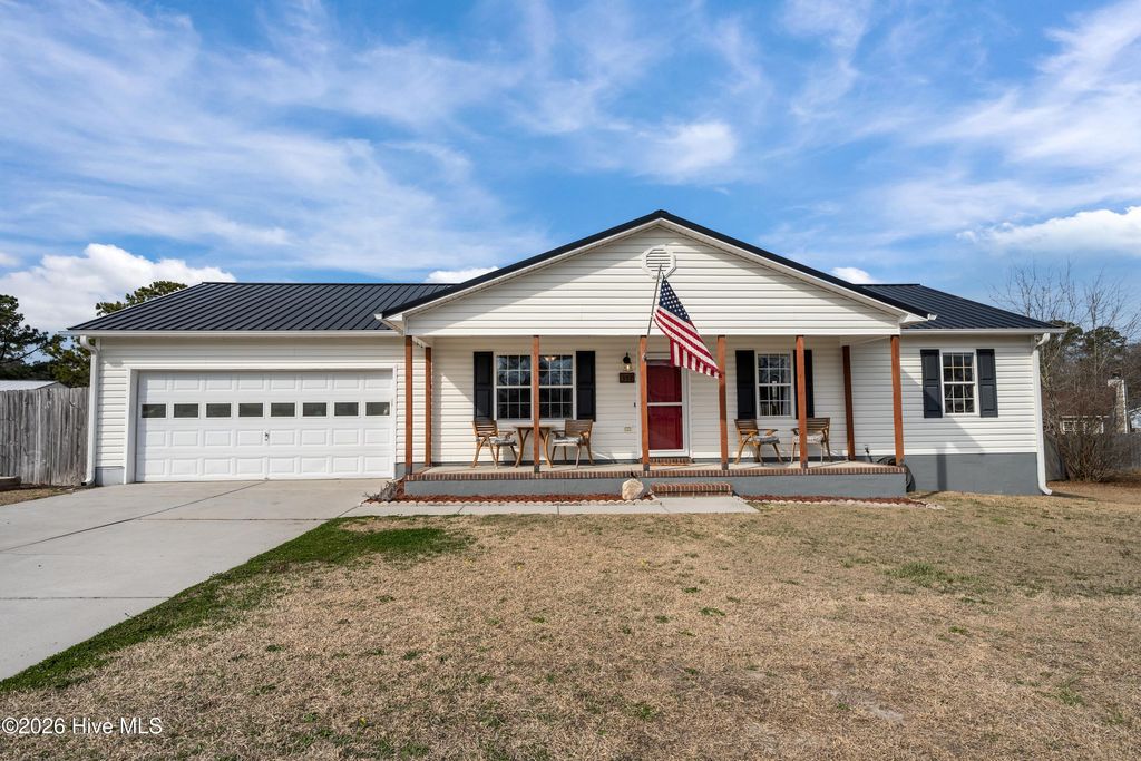 Photo of 302 Scranton Court, Richlands, NC 28574 (MLS # 100556999)