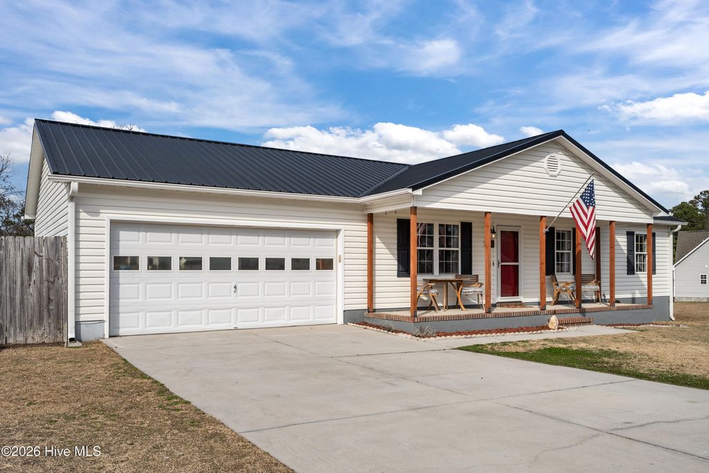 Photo of 302 Scranton Court, Richlands, NC 28574 (MLS # 100556999)