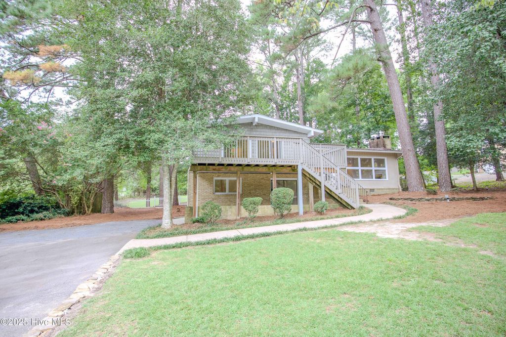 Photo of 234 Lakeview Drive, Whispering Pines, NC 28327 (MLS # 100558523)