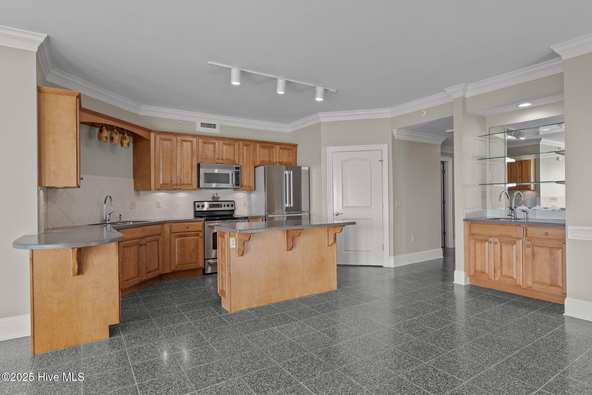 4425 Arendell Street 707 & Slip 41