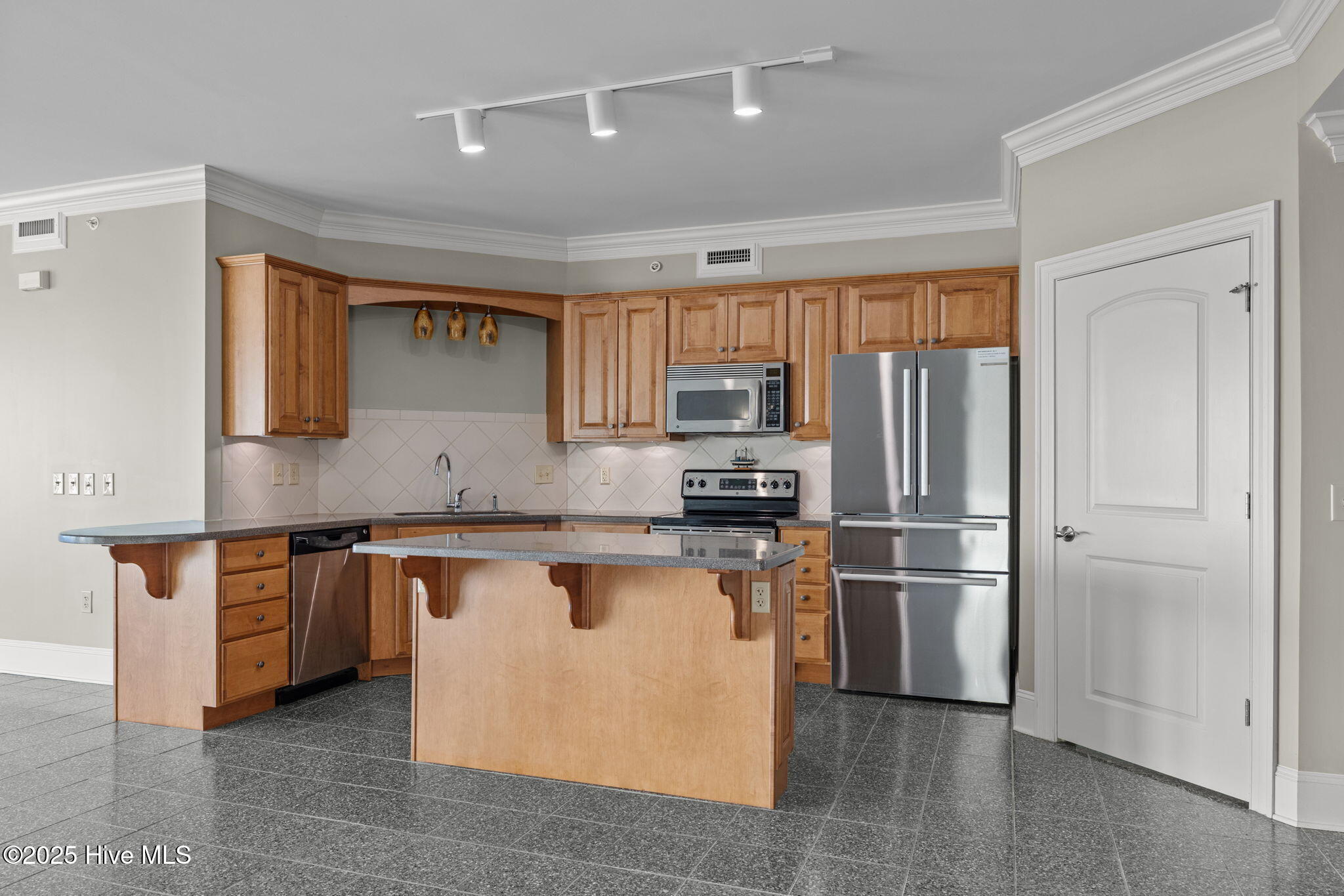 4425 Arendell Street 707 & Slip 41