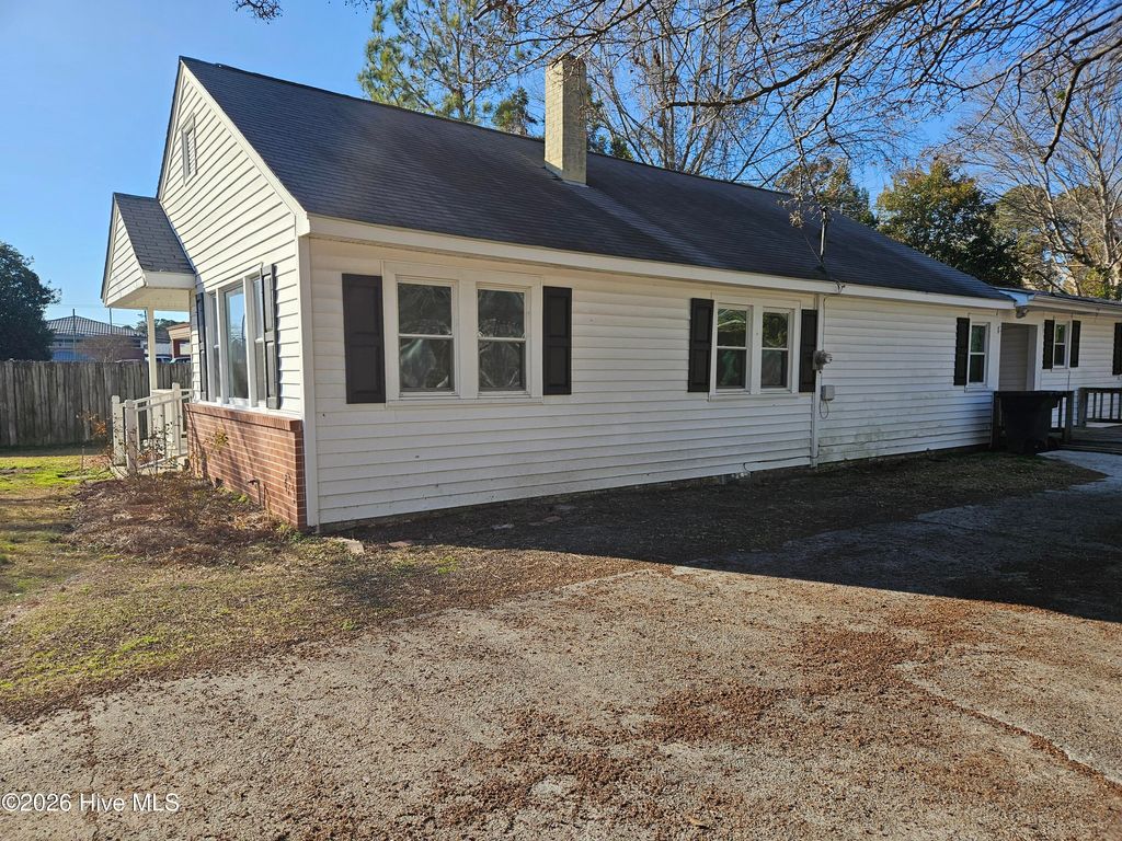 Photo of 511 Balsey Street, Clinton, NC 28328 (MLS # 100551812)