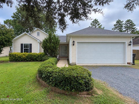 Homes For Sale - 225 Woodgreen Lane<br/> Aberdeen, NC 28315