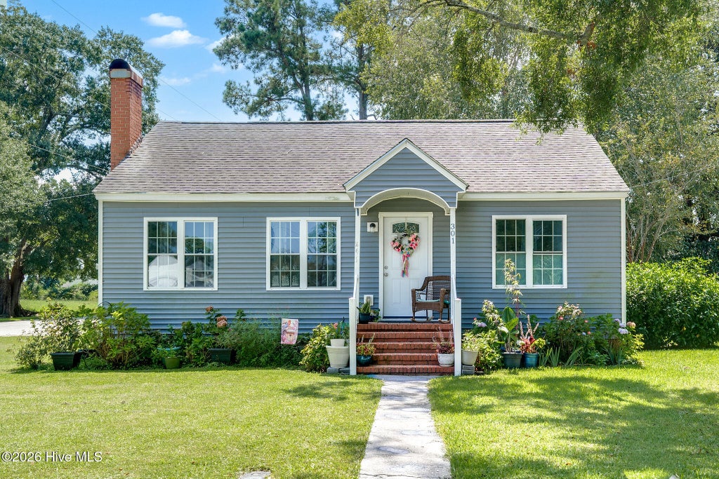 Photo of 301 W Fremont Street, Burgaw, NC 28425 (MLS # 100608910)