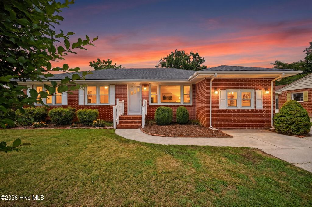 Photo of 118 Rosewood Avenue, Elizabeth City, NC 27909 (MLS # 100584390)