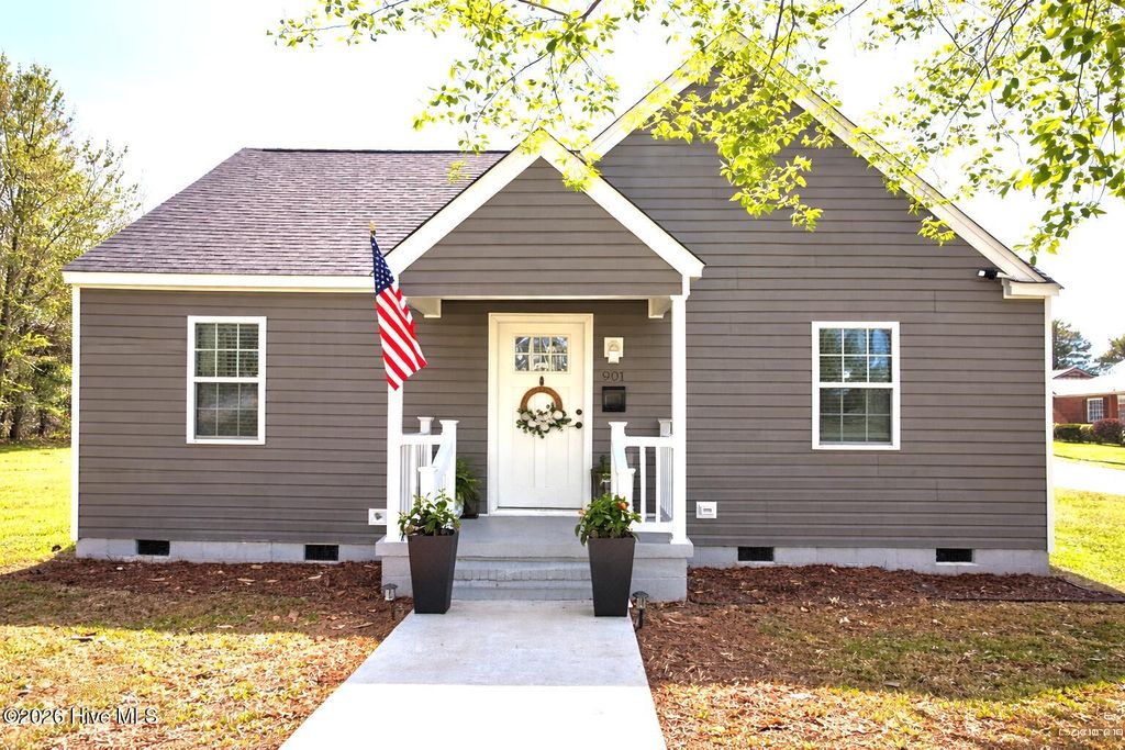 Photo of 901 Tuscarora Avenue, Elizabeth City, NC 27909 (MLS # 100563819)