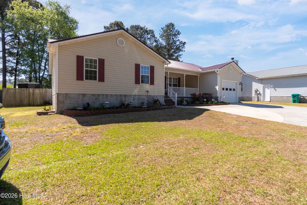 Photo of 623 Queens Creek Road, Hubert, NC 28539 (MLS # 100564108)