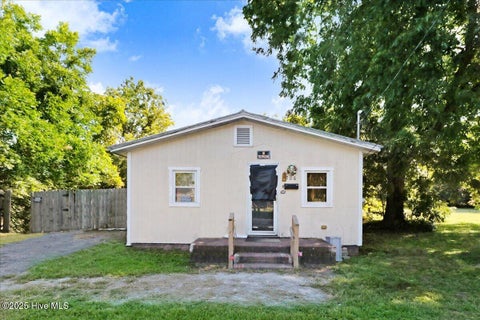 Homes For Sale - 706 Caswell Street<br/> Johnston County, Smithfield, NC 27577