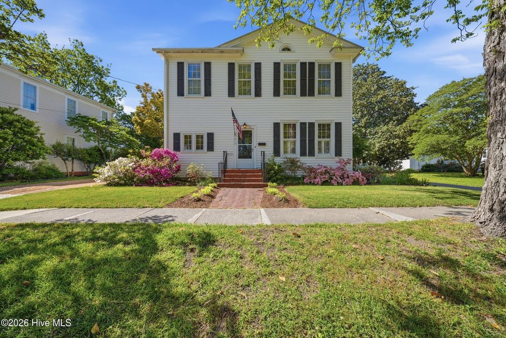 Photo of 215 E Queen Street, Edenton, NC 27932 (MLS # 100569636)