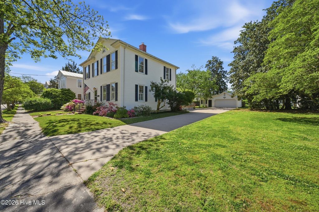 Photo of 215 E Queen Street, Edenton, NC 27932 (MLS # 100569636)