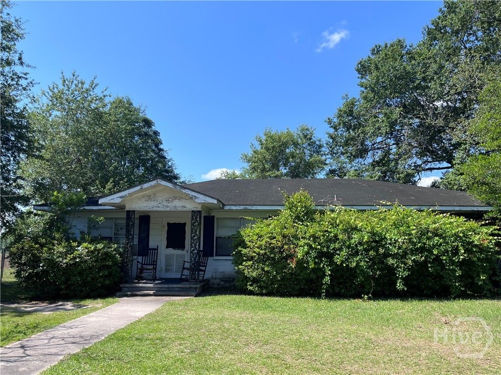 Photo of 211 E Banks Street, Glennville, GA 30427 (MLS # SA357038)