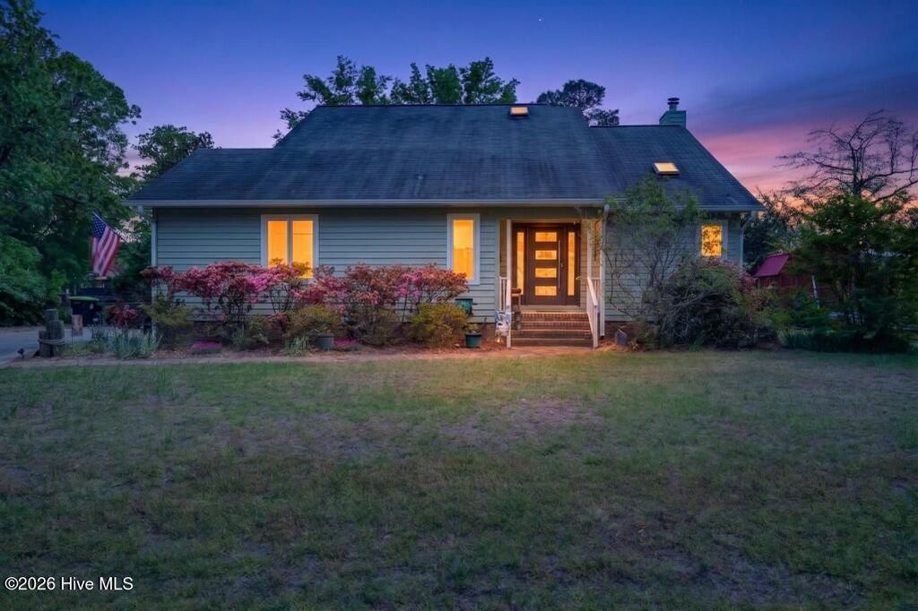 Photo of 312 Channel Run Drive, New Bern, NC 28562 (MLS # 100563974)