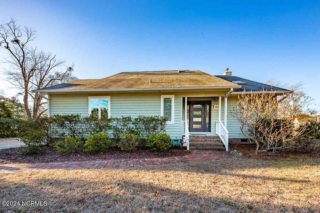 Photo of 312 Channel Run Drive, New Bern, NC 28562 (MLS # 100563974)