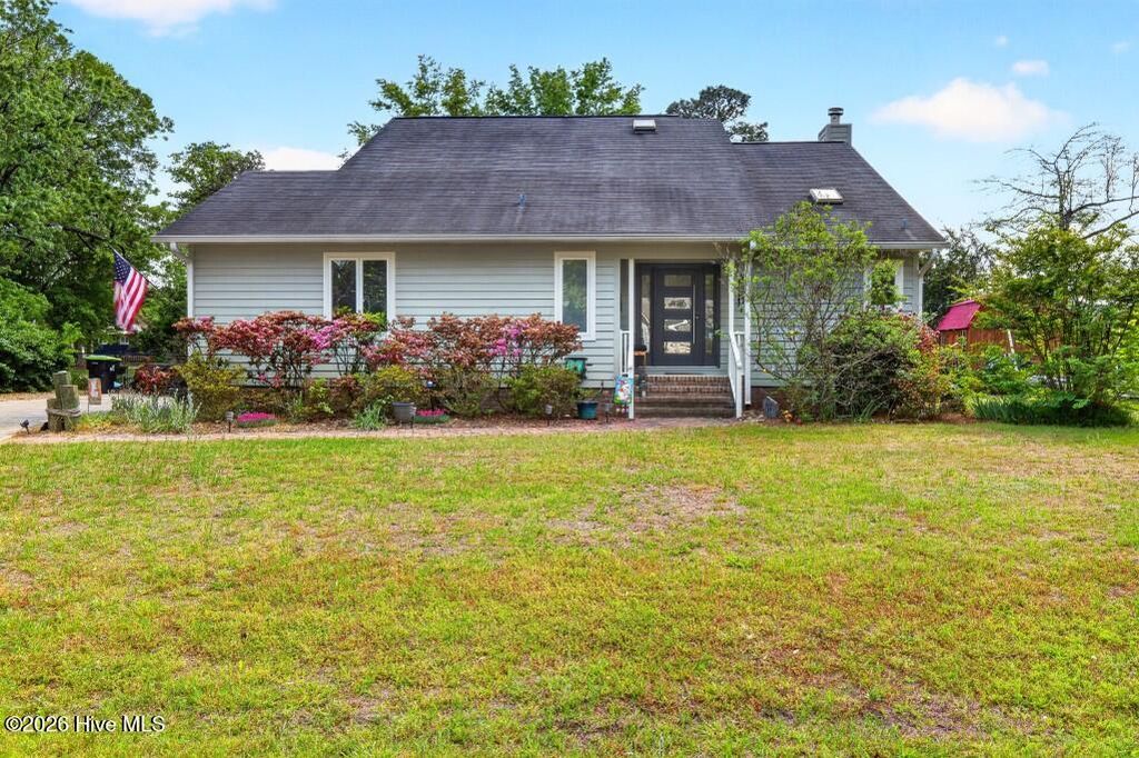 Photo of 312 Channel Run Drive, New Bern, NC 28562 (MLS # 100563974)