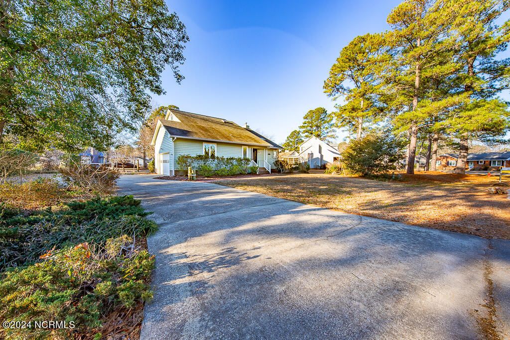 Photo of 312 Channel Run Drive, New Bern, NC 28562 (MLS # 100563974)
