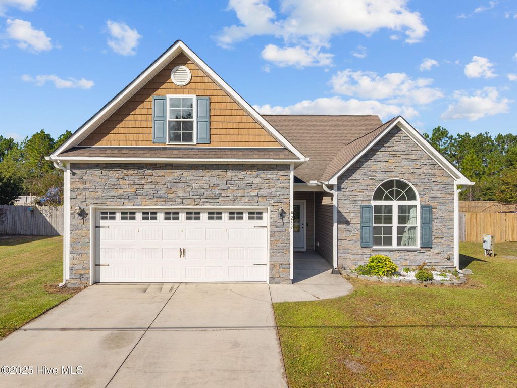 Photo of 257 E Ivybridge Drive, Hubert, NC 28539 (MLS # 100535331)