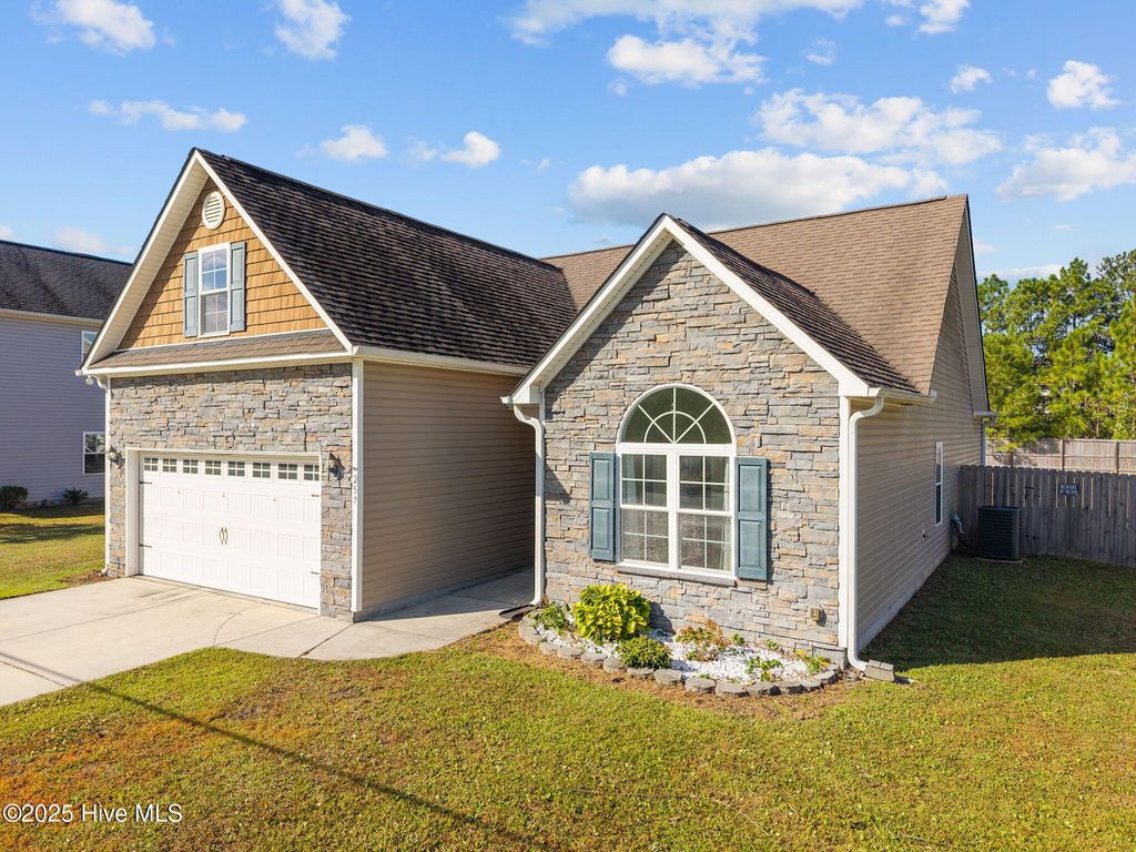 Photo of 257 E Ivybridge Drive, Hubert, NC 28539 (MLS # 100535331)