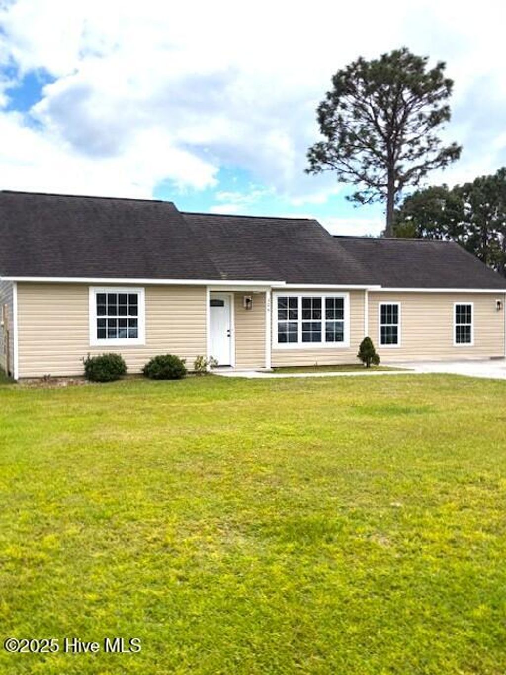 Photo of 306 Foxtrace Lane, Hubert, NC 28539 (MLS # 100530807)