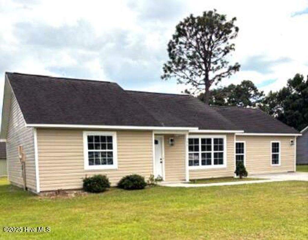 Photo of 306 Foxtrace Lane, Hubert, NC 28539 (MLS # 100530807)