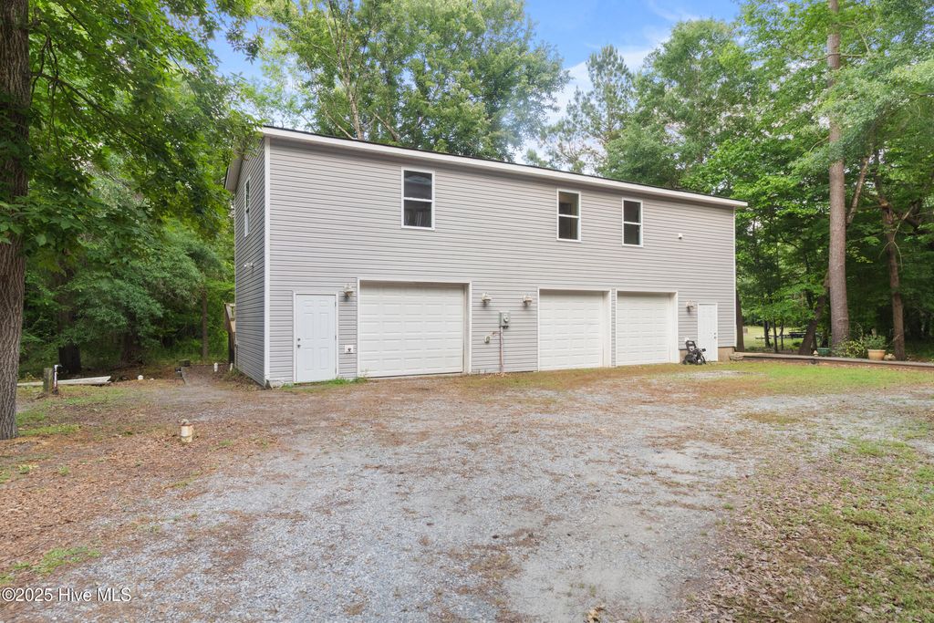 Photo of 901 Riverview Drive, Burgaw, NC 28425 (MLS # 100506110)