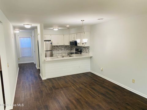 Tiny photo for 2702 S 17th Street #Apt A, Wilmington, NC 28412 (MLS # 100550476)