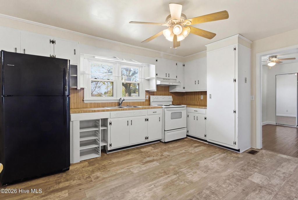 Photo of 204 Glenburnie Drive, New Bern, NC 28560 (MLS # 100563756)