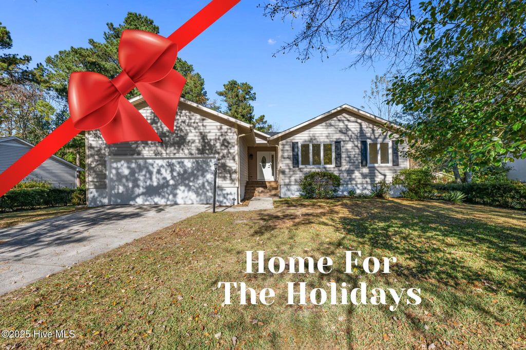 Photo of 309 Channel Run Drive, New Bern, NC 28562 (MLS # 100541222)