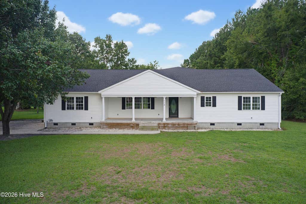 Photo of 113 Stuart Avenue, Lake Waccamaw, NC 28450 (MLS # 100594975)