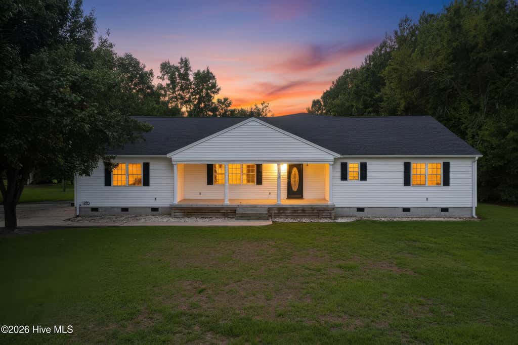 Photo of 113 Stuart Avenue, Lake Waccamaw, NC 28450 (MLS # 100594975)